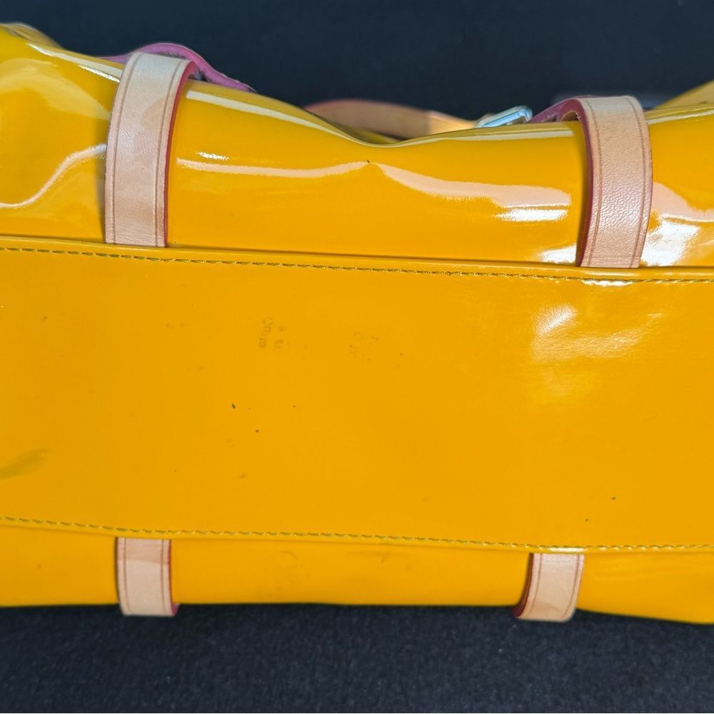 Vintage Dooney & Bourke Mustard Yellow Patent Leather Satchel Barrel. Adj straps - Picture 10 of 14